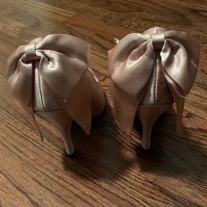 Pinup Bow Heels in Champagne
